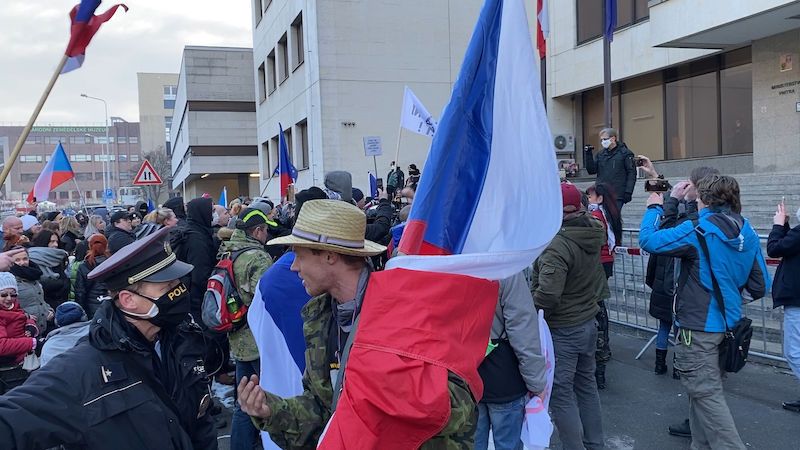 Pandemie neexistuje, zrušte omezení, žádají demonstranti v centru Prahy